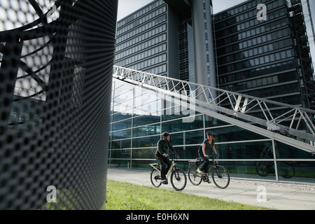 Paar, e-Fahrrad, München, Bayern, Deutschland Stockfoto