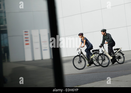 Paar, e-Fahrrad, München, Bayern, Deutschland Stockfoto