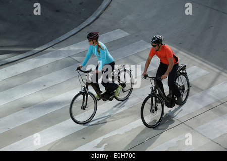 Paar, e-Fahrrad, München, Bayern, Deutschland Stockfoto