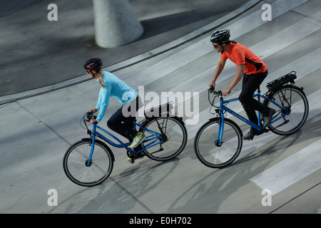 Paar, e-Fahrrad, München, Bayern, Deutschland Stockfoto