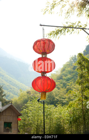 Chinesische Laternen hängen, Bambus in einem chinesischen Dorf Stockfoto