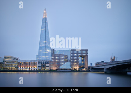 Ansicht von The Shard über den Fluss Themse in der Nacht, Wolkenkratzer, Stadt von London, England, Vereinigtes Königreich, Europa, Architekt Renzo Stockfoto