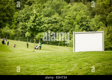 Golfplatz mit weißen Schild Stockfoto