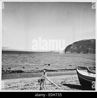 Dieses Foto aus dem Zweiten Weltkrieg zeigt die norwegische Stadt Nordreisa während der Besatzung. Das Bild erfasst den historischen Kontext der Zeit, darunter Schlüsselfiguren wie Reichskommissar Terboven, sowie Ereignisse rund um die deutsche Besetzung Norwegens und die strategischen Orte Narvik und Bodø. Stockfoto