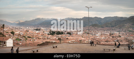 Panoramablick von der ehemaligen Inka-Hauptstadt Cusco mit roten Dächern, Cuzco, Peru, Anden, Südamerika Stockfoto