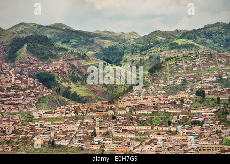 Ansicht der Häuser auf Hügeln in Cusco, Cuzco, Peru, Anden, Südamerika Stockfoto