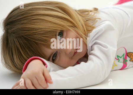 VIER JAHRE ALTEN MÄDCHEN ZIEHEN GESICHTER Stockfoto