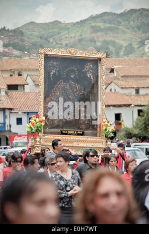 Religiöse Menge tragen Jesus malen am Plaza de Armas, Cusco, Cuzco, Peru, Anden, Südamerika Stockfoto