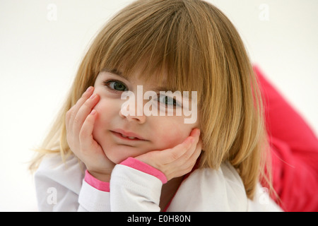 VIER JAHRE ALTEN MÄDCHEN ZIEHEN GESICHTER Stockfoto