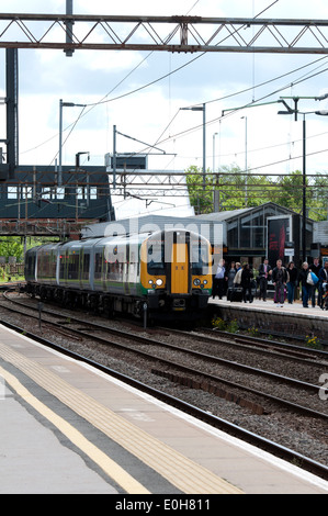 Zug der London Midland bei Northampton Bahnhof, Northamptonshire, England, UK Stockfoto