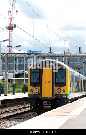 Zug der London Midland bei Northampton Bahnhof, Northamptonshire, England, UK Stockfoto