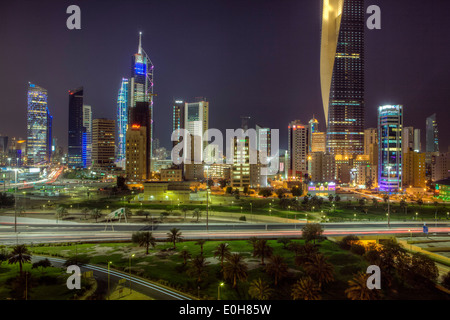 Arabien, Kuwait, Skyline der Stadt und zentraler Geschäftsbezirk, erhöhten Ausblick bei Nacht Stockfoto