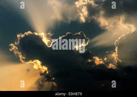 Sonnenstrahlen, sunburst, Sonne hinter Wolken in einem dramatischen Himmel Stockfoto