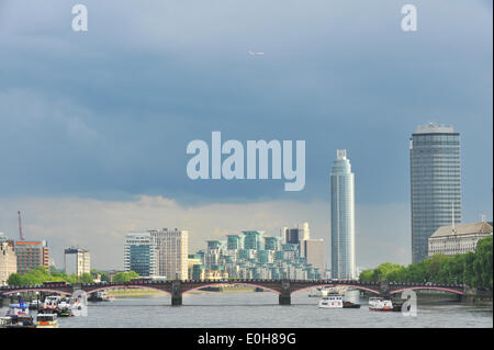 Themse, London, UK. 13. Mai 2014. Das Gewitter geht über Vauxhall auf einen Tag voller Sonnenschein und Duschen. Bildnachweis: Matthew Chattle/Alamy Live-Nachrichten Stockfoto