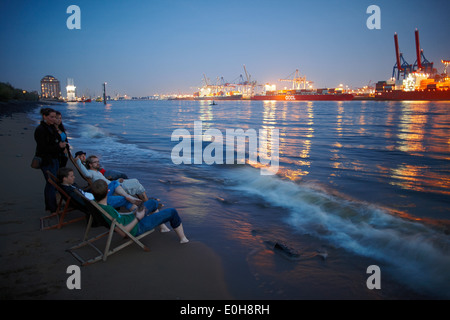 Am Strand in der Nähe von Cafe Strandperle in Hamburg-Övelgönne, HHLA Container-terminal befindet sich auf der gegenüberliegenden Bank-o Stockfoto