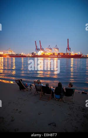 Am Strand in der Nähe von Cafe Strandperle in Hamburg-Övelgönne, HHLA Container-terminal befindet sich auf der gegenüberliegenden Bank-o Stockfoto