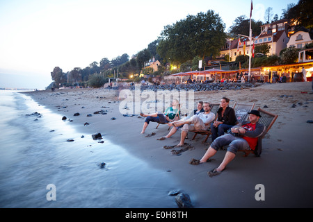 Am Strand in der Nähe von Cafe Strandperle in Hamburg-Övelgönne, HHLA Container-terminal befindet sich auf der gegenüberliegenden Bank-o Stockfoto