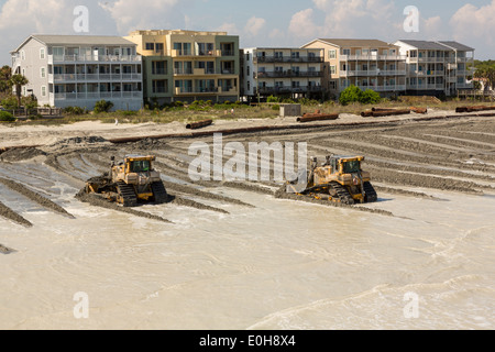 Das Army Corps of Engineers verwenden schweren Maschinen zum Strand bei einem großen Strand Nachschub Projekt 12. Mai 2014 in Folly Beach, SC wiederherstellen Stockfoto