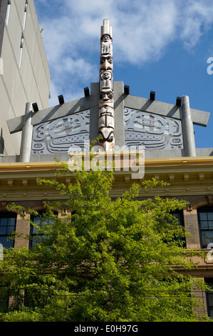 Totempfahl und Langhaus auf dem Skwachays Lodge Hotel und Kunstgalerie in der Pender Street, Downtown Eastside, Vancouver, BC, Kanada Stockfoto