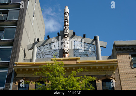 Totempfahl und Langhaus auf dem Skwachays Lodge Hotel und Kunstgalerie in der Pender Street, Downtown Eastside, Vancouver, BC, Kanada Stockfoto