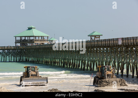 Das Army Corps of Engineers verwenden schweren Maschinen zum Strand bei einem großen Strand Nachschub Projekt 12. Mai 2014 in Folly Beach, SC wiederherstellen Stockfoto