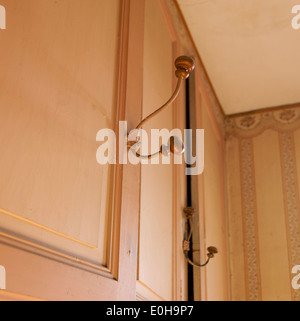 Alter Kleiderbügel an der Wand eines alten Hauses Stockfoto