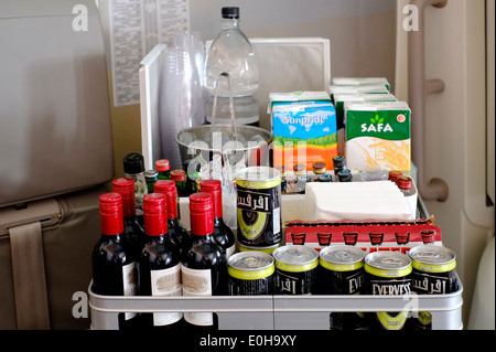 Auswahl an Getränken und Erfrischungen auf einem Wagen in der Economy-Kabine eines Emirates a380 Airbus Stockfoto