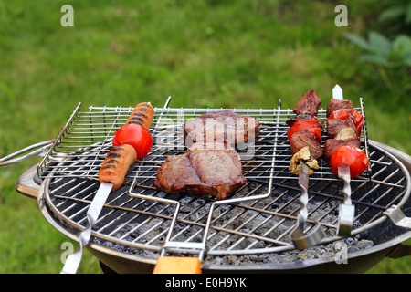 Kochen auf dem Grill Grill Sortiment Würste Steaks und Spieße Stockfoto