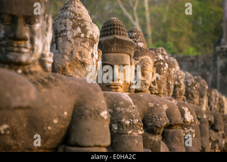 Stein geschnitzten Statuen von Devas auf der Brücke zu Angkor Thom in Angkor Komplex, Siem Reap, Kambodscha Stockfoto