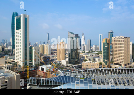 Arabien, Kuwait, Skyline der Stadt und zentraler Geschäftsbezirk, erhöht, Ansicht Stockfoto