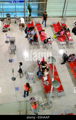 Passagiere in einem Abflug-Lounges in den frühen Stunden des morgens am Dubai international airport Stockfoto