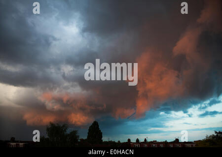 Wimbledon, SW-London, UK. 13. Mai 2014. Ein schnell bewegenden Gewitter geht über SW London in Richtung Sonnenuntergang dramatische Wolke Effekte Credit: Malcolm Park Leitartikel/Alamy Live-Nachrichten Stockfoto