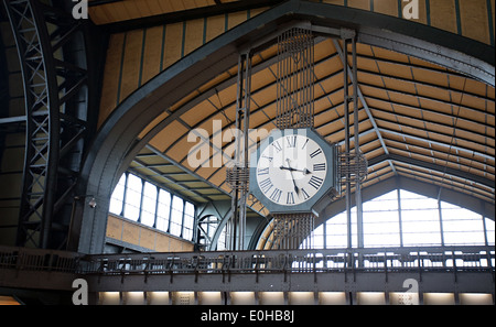 große Uhr hängen auf Eisenbahn-Station, Hauptbahnhof, Hamburg, Deutschland Stockfoto