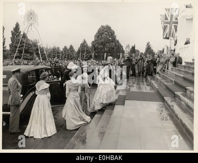 Ein Foto von Ihrer Majestät, der Königin, die 1954 im Parlamentsgebäude in Canberra eintraf, begleitet von Premierminister R.G. Menzies zur Eröffnung der dritten Sitzung des 20. Bundesparlaments. Stockfoto