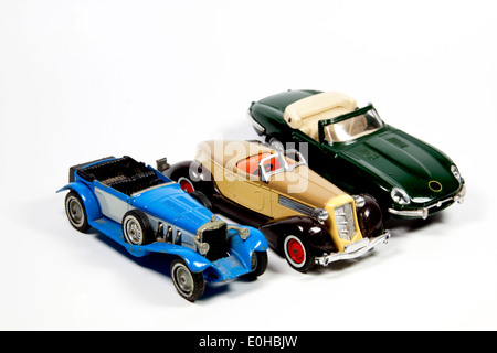 Sammlung von drei Modell-Spielzeugautos auf weiß Stockfoto
