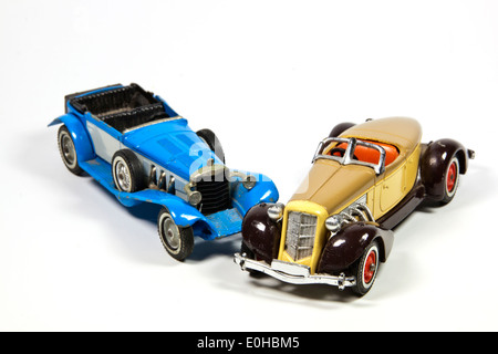 zwei Vintage Spielzeug-Modellautos auf weiß Stockfoto