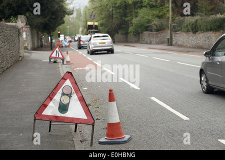 Ampel vor Warnschild, April 2014 Stockfoto