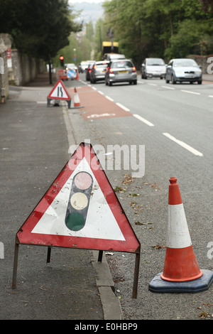 Ampel vor Warnschild, April 2014 Stockfoto