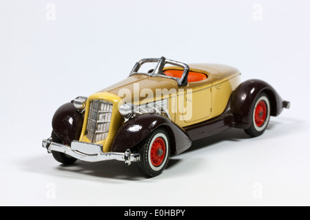 Vintage-Modell Spielzeugauto mit roten Rädern Stockfoto