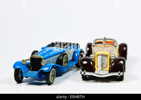zwei Vintage-Modell Spielzeugautos auf weiß Stockfoto