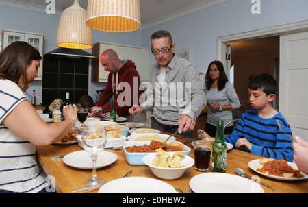 Großen Dinner-Party mit Freunden & Familie Stockfoto