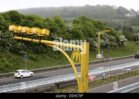 Durchschnittliche Geschwindigkeit Kameras auf der M5 in Somerset in der Nähe von Weston super Mare - Mai 2014 Stockfoto