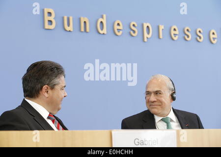 Berlin, Deutschland. 13. Mai 2014. Pressekonferenz mit Sigmar Gabriel (SPD), Minister für Wirtschaft und Energie, Generalsekretär der Organisation für wirtschaftliche Zusammenarbeit und Entwicklung (OECD), GurrÃa, zum Thema '' žpresentation der OECD Wirtschaftsbericht Deutschland "im Haus der Bundespressekonferenz in Berlin, am 13. Mai 2014 in Berlin, Deutschland. / Bild: Sigmar Gabriel (SPD), Minister für Wirtschaft und Energie und der OECD-GeneralsekretÃ¤r Angel Gurria Credit : Live-Nachrichten Reynaldo Paganelli/NurPhoto/ZUMAPRESS.com/Alamy Stockfoto