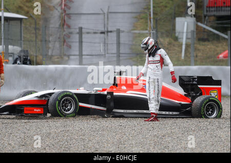 Barcelona, Spanien. 13. Mai 2014. Driver MAX CHILTON geht Weg nach Strandung seine Marrussia-Ferrari MR03 Rennwagen in einem Kiesbett während der Formel1 Tests auf der Rennstrecke von Barcelona-Catalunya. Bildnachweis: Joan Valls/NurPhoto/ZUMAPRESS.com/Alamy Live-Nachrichten Stockfoto