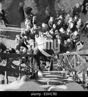 Ein Foto aus dem Jahr 1949, das die Stockholmer Feuerwehr während einer Trainingsübung zeigt. Das Bild zeigt Feuerwehrleute in Aktion und demonstriert Techniken und Vorsorge für Notfälle. Stockfoto