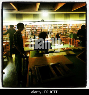 Eine Szene aus der Dreharbeiten von „The Nation's Memory“ im Nationalarchiv mit der Crew und den Schauspielern. Dieser Dokumentarfilm wurde geschaffen, um wichtige historische Ereignisse in den Archiven zu bewahren. Stockfoto