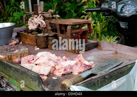 Straßenhändler Wagen mit frischen Hähnchen für den Verkauf an Dorfbewohner in Ost-Java-Indonesien Stockfoto