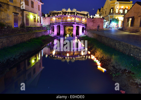 Die berühmten japanischen Bridge bei Nacht in der Altstadt von Hoi An, Vietnam Stockfoto