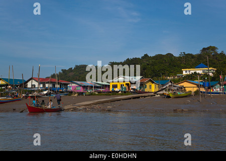 Der BAKO Fluss ist, dass der Eintrag zum BAKO Nationalpark befindet sich in SARAWAK - BORNEO, MALAYSIA Stockfoto