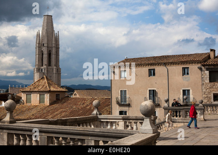 Touristen vor Kathedrale der Heiligen Maria von Girona, Katalonien, Spanien. Basilika Parroquial de Sant Feliu im Hintergrund Stockfoto